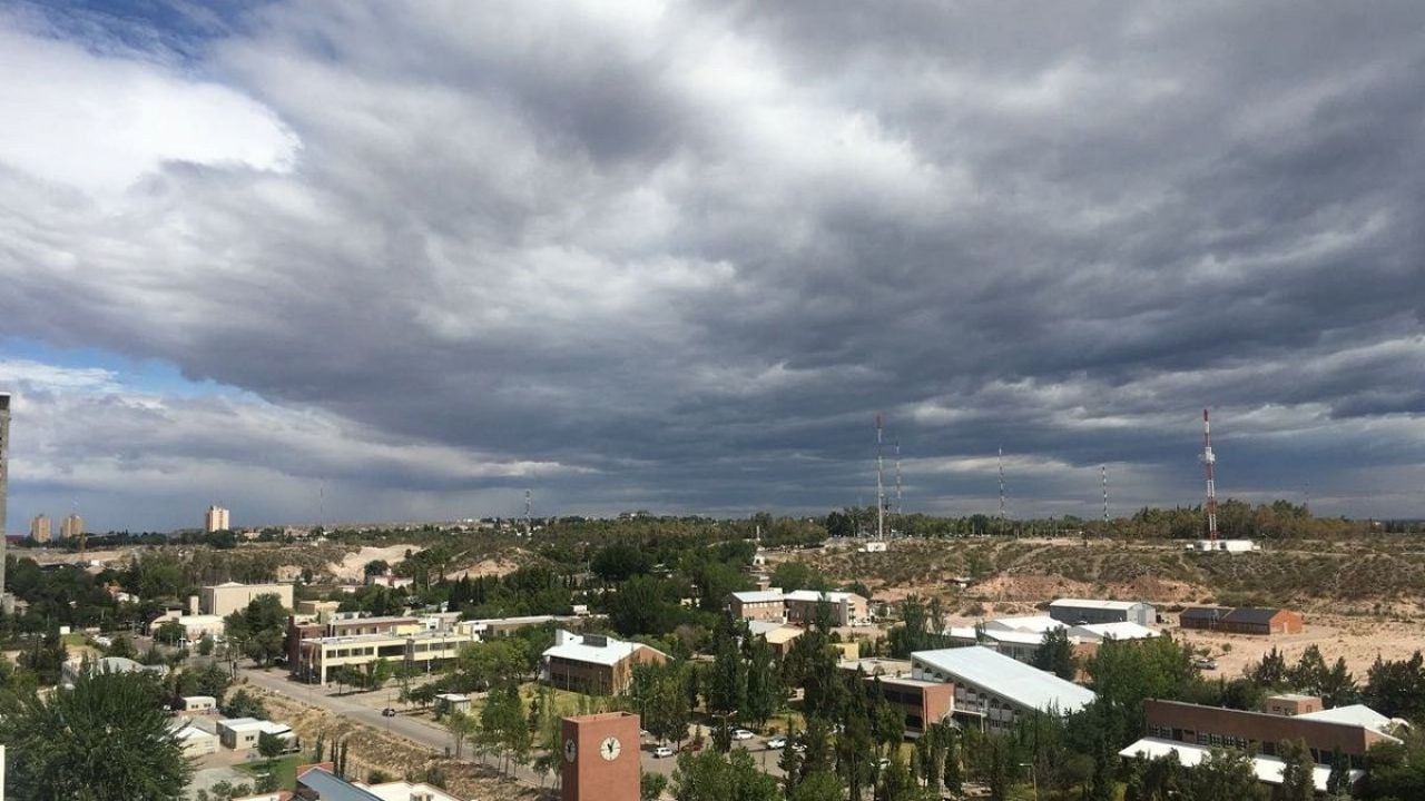 Cielo cubierto completamente de nubes en Neuquén capital