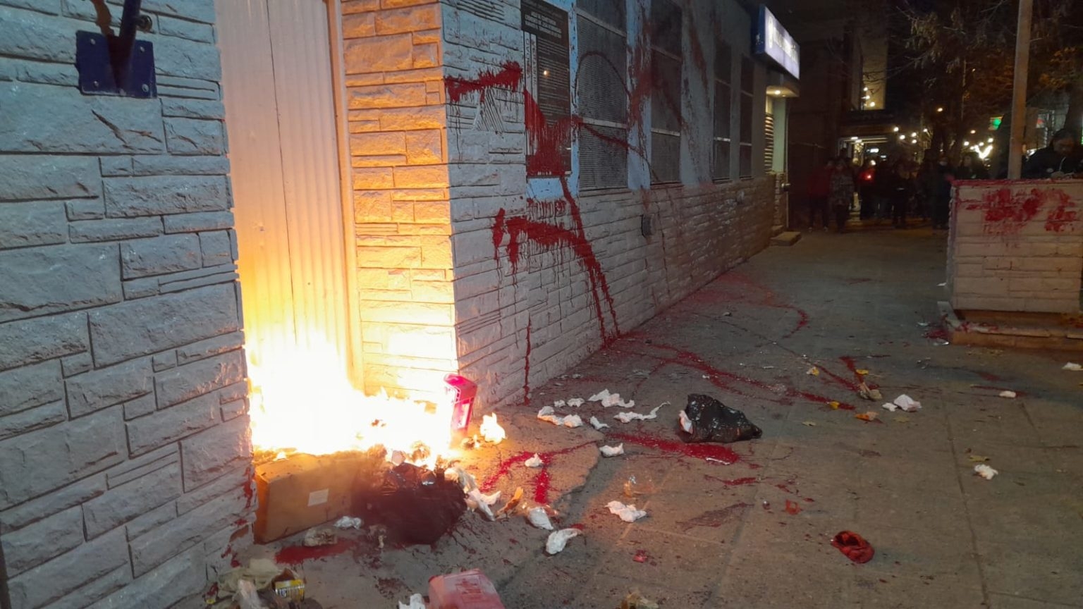 marcha maría agustina fernández en Cipolletti pintadas y fuego en la Comisaría