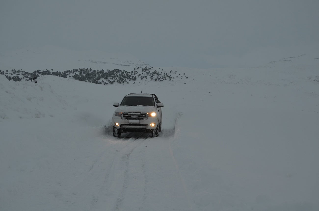 camioneta en medio de la nieve