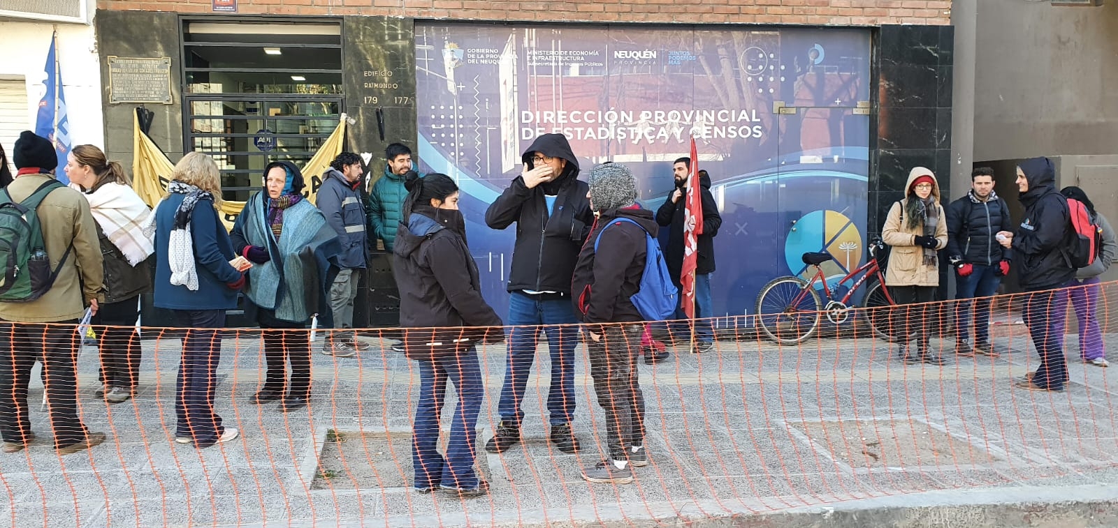 Censistas reclaman frente a la Dirección Provincial de Estadística y Censos de Neuquén Fuente Javier Manzano (1)