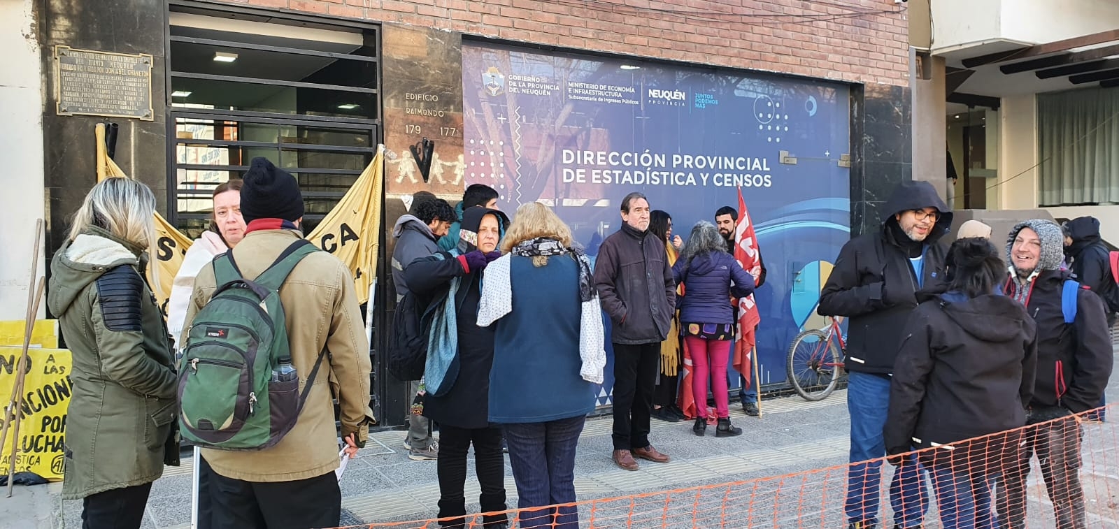 Censistas reclaman frente a la Dirección Provincial de Estadística y Censos de Neuquén Fuente Javier Manzano (2)