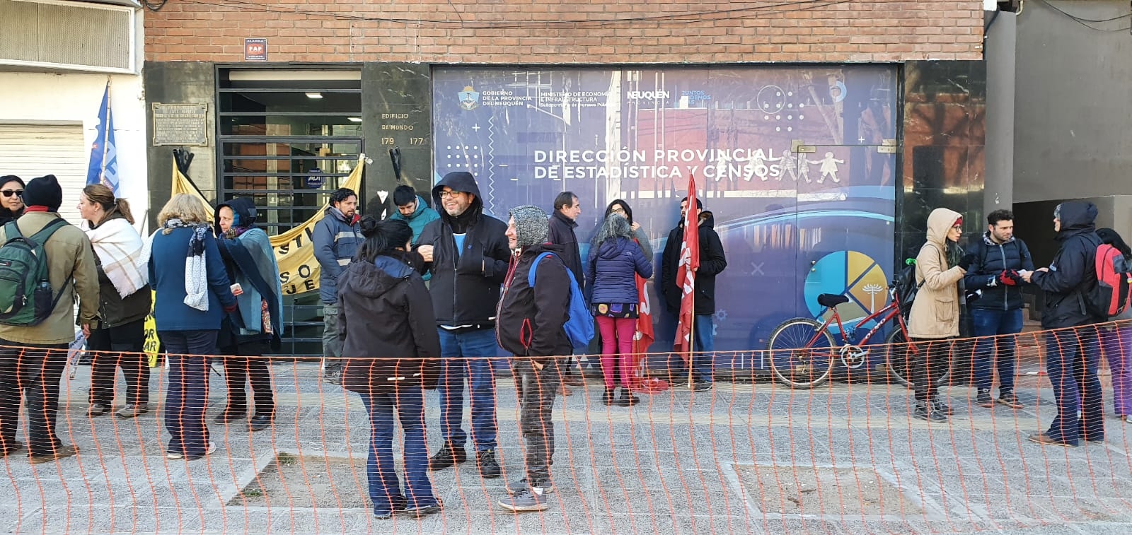 Censistas reclaman frente a la Dirección Provincial de Estadística y Censos de Neuquén Fuente Javier Manzano (3)