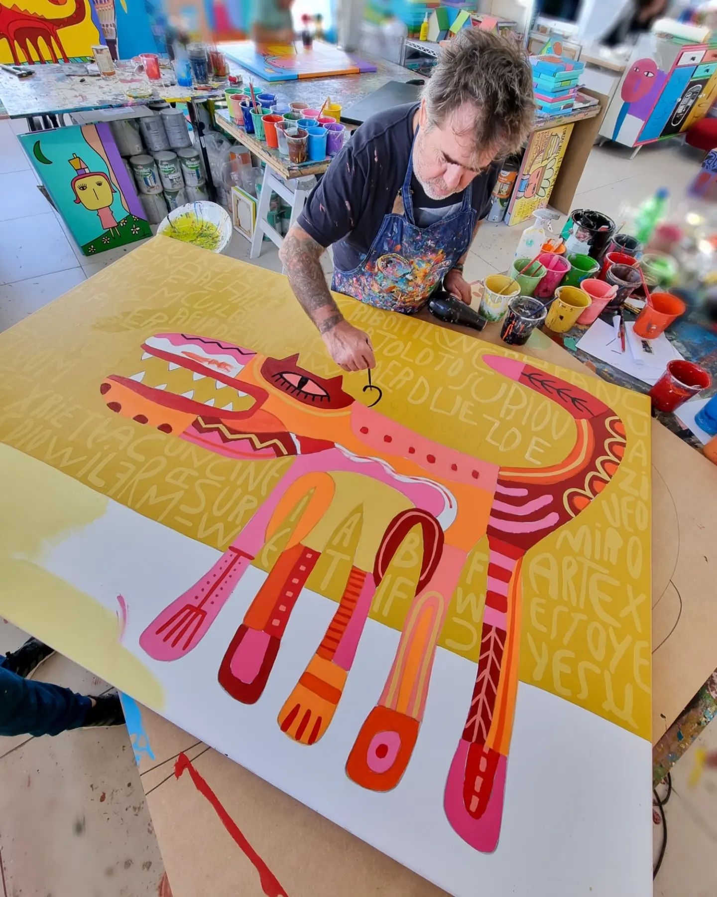 Milo Lockett realiza una creación artística en su taller.