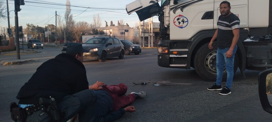 La Policía prestó los primeros auxilios al motociclista