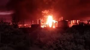 SE INCENDIA LA REFINERIA DE NAO Fuente Facebook