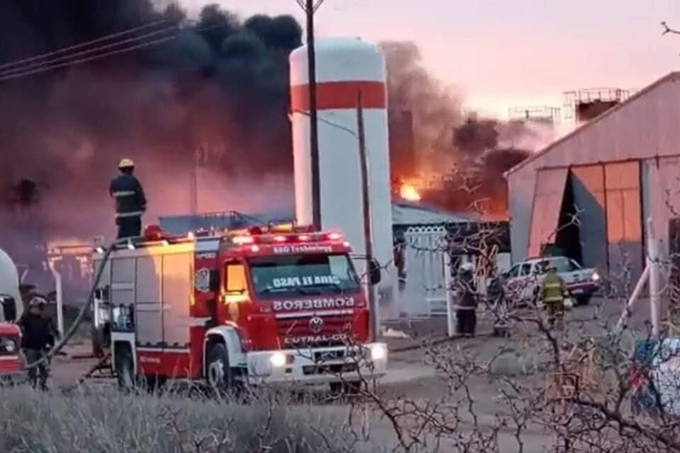 bomberos en refinería