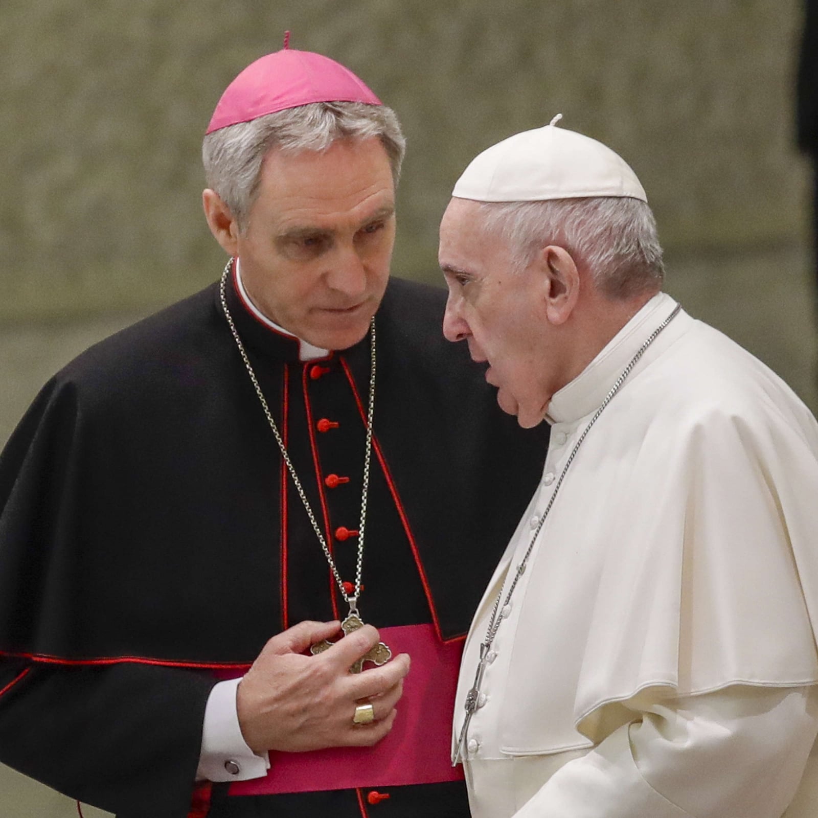 30647205-papst-franziskus-spricht-bei-seiner-woechentlichen-generalaudienz-in-der-vatikanischen-audienzhalle-mit-georg-gaenswein-kurienerzbischof-und-praefekt-2uec