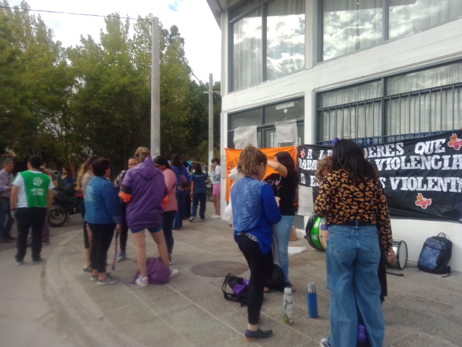 paro sorpresivo de trabajadores del Servicio de Prevención de Violencia Familiar de Neuquén (2)