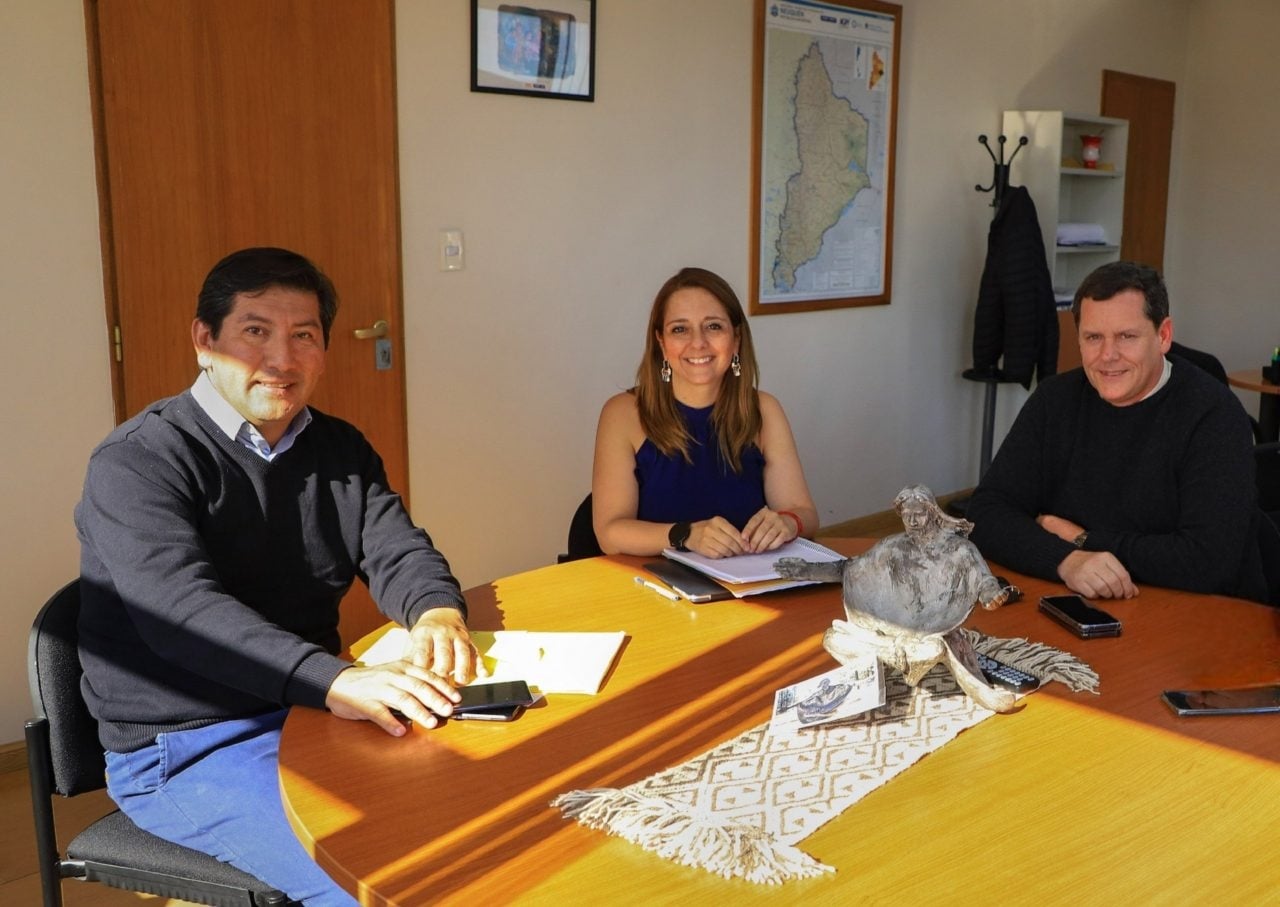ministro de Turismo, Sandro Badilla, junto al secretario de Turismo y Desarrollo Social de la ciudad de Neuquén, Diego Cayol