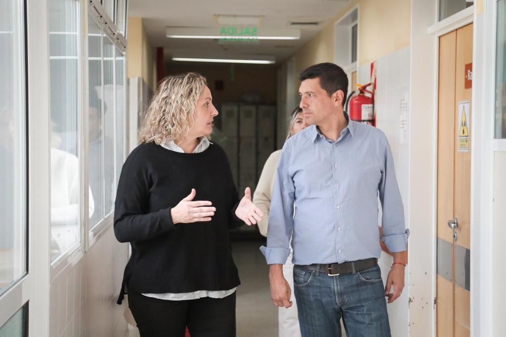 vicegobernador Marcos Koopmann y la directora del hospital de Villa La Angostura, Dra. Lorena Bentivegna (2)