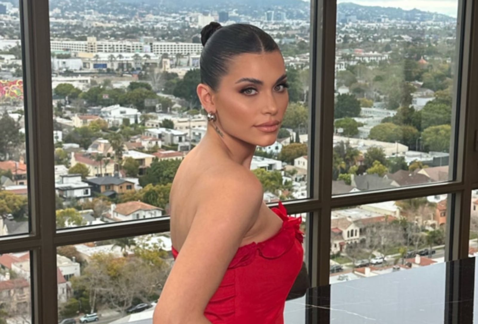 Eva-de-Dominici-llevo-un-look-total-red-en-la-fiesta-de-los-Oscar-2023