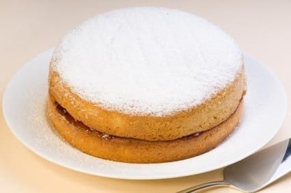 pastel_con_mermelada_de_fresa