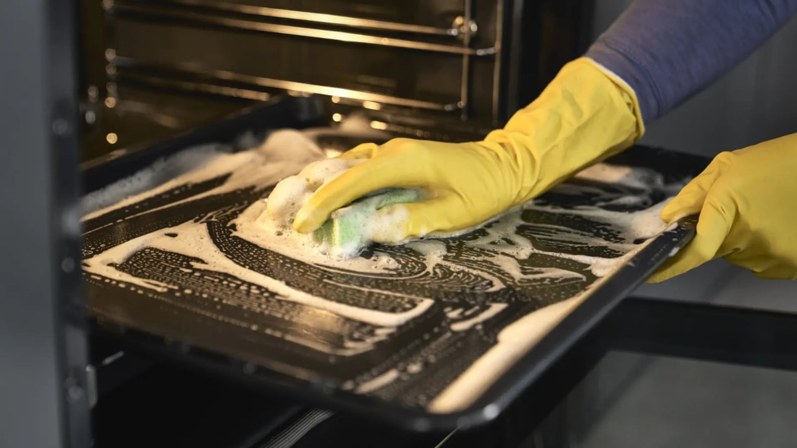 el-eficaz-producto-de-mercadona-que-nunca-creerias-que-sirve-para-limpiar-el-horno-de-un-plumazo
