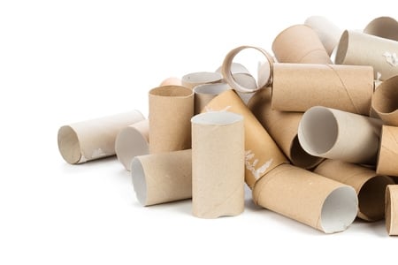 106765158-papel-higiénico-vacío-sobre-fondo-blanco