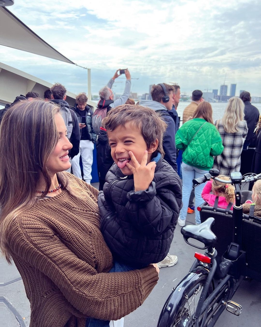 Terminaron+nuestras+vacaciones!Recorrimos+tres+paises+y+seis+ciudades.+(Aca+estamos+yendo+en+barco+desde+el+barrio+en+Amsterdam+donde+parabamos+hacia+el+centro)Pasamos+divino,+compartimos,+nos+mimamos+y+recargamos+energ