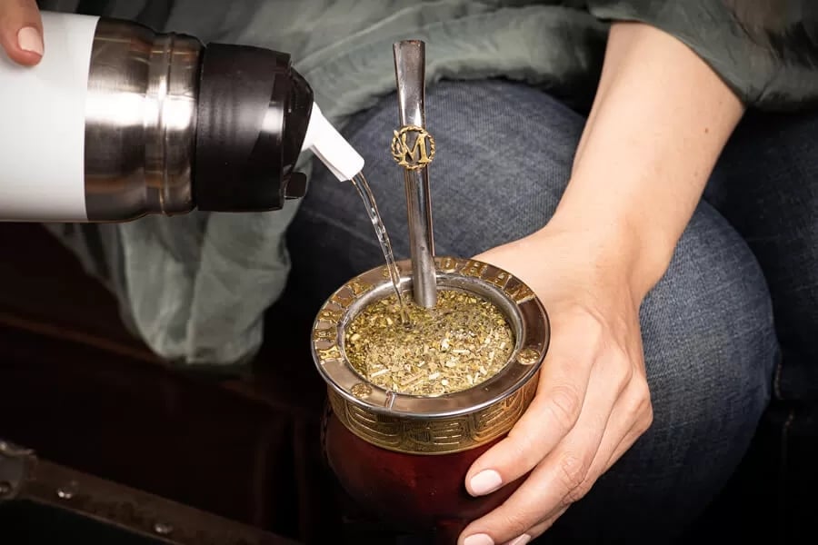 paso6-cebar-mate_desdeeltermo_como-hacer_mate_argentina