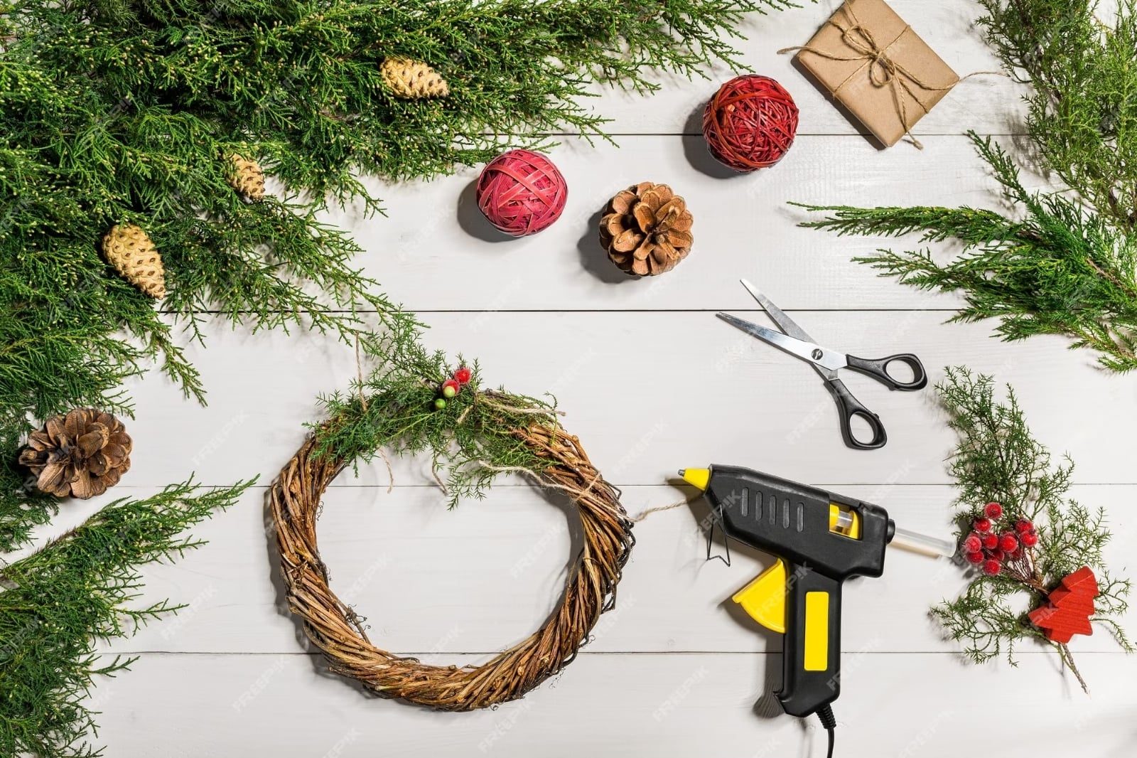 decoracion-corona-navidena-bricolaje-hecho-mano-hazlo-tu-mismo-vista-superior-copie-espacio-endecha-