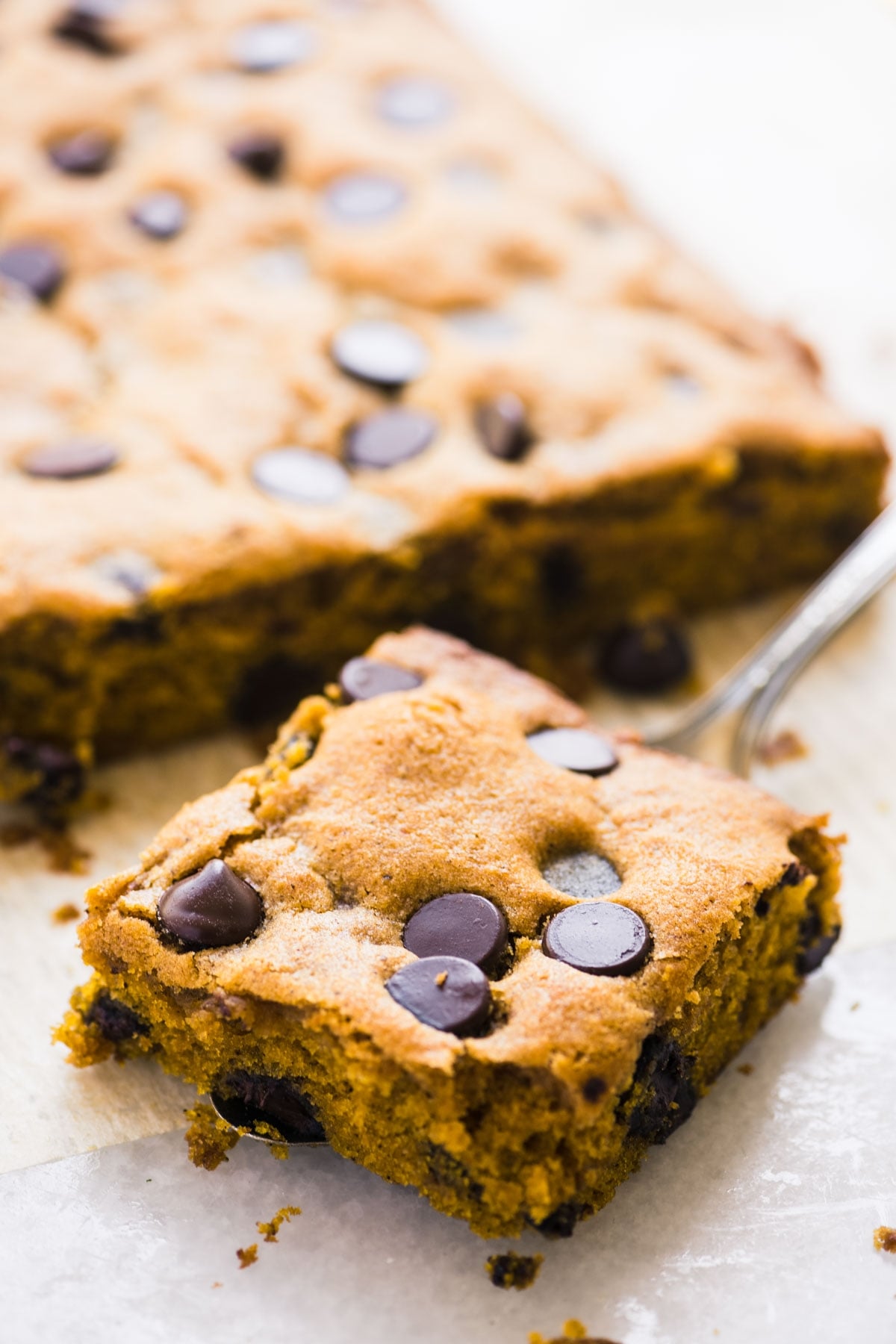 1575012963_253_Blondies-de-calabaza-con-chispas-de-chocolate
