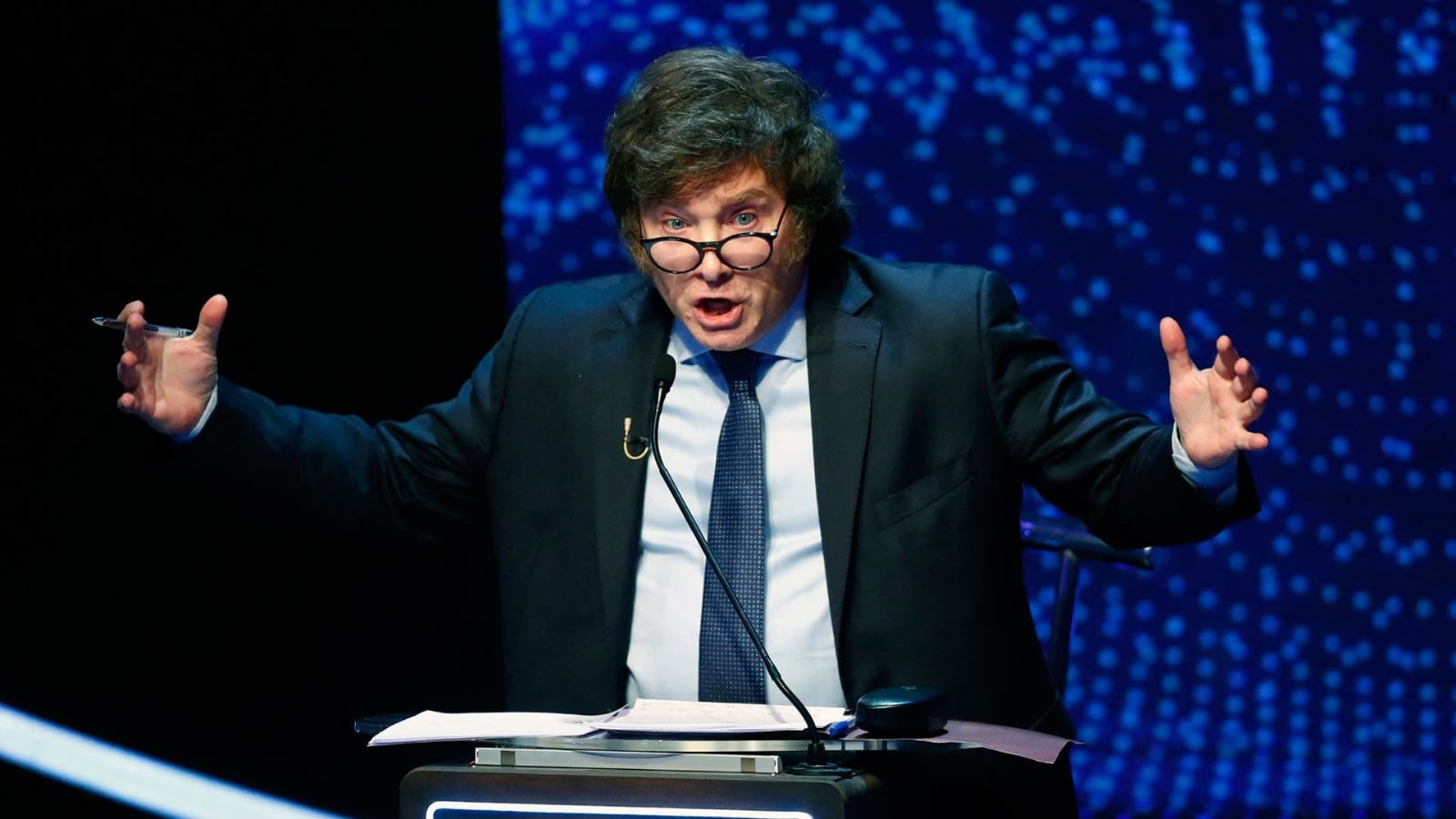 fotogaleria-el-legislador-argentino-y-candidato-presidencial-por-el-partido-la-libertad-avanza-javier-milei-hace-gestos-durante-el-debate-presidencial-en-el-salon-de-actos-de-la-facultad-de-de