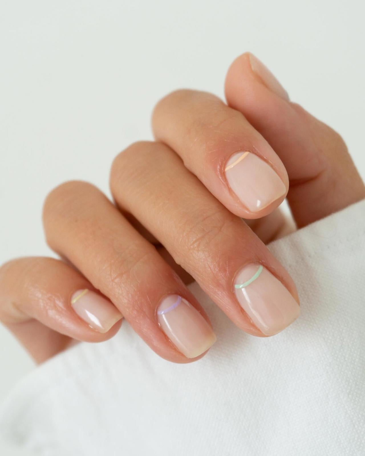 10-disenos-de-unas-minimalistas-que-adoran-las-pijas-y-son-tendencia-en-el-nail-art_c2772c05_231025114228_1280x1600