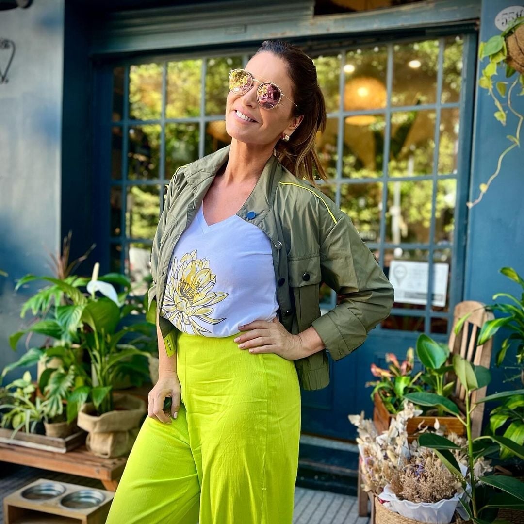 Armamos un look para usar especialmente esta remera de @juana_.rivera con la estampa de la flor Dama de noche, una flor que se abre justamente para esta época del año! Perfumándolo todo! Conoces esta flor La tenés T