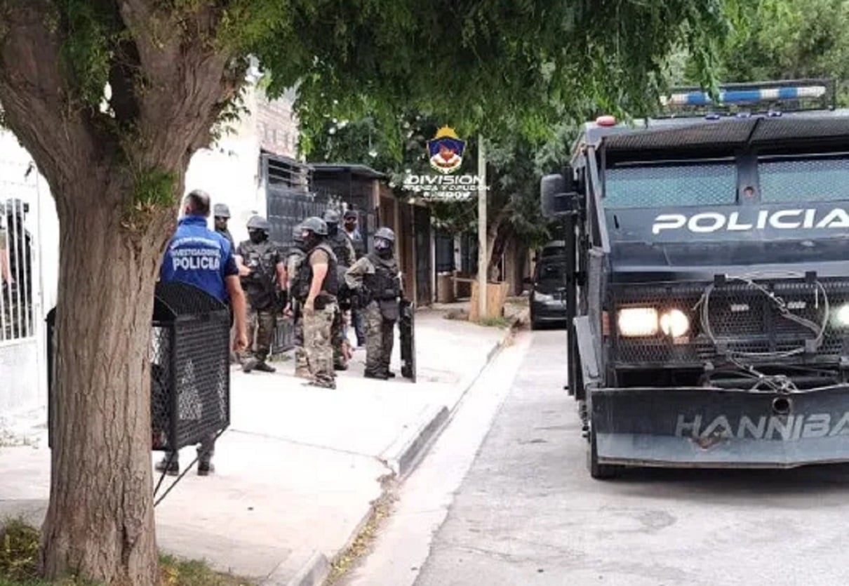 elementos secuestrados en allanamiento con super camion policial el 1 de febrero
