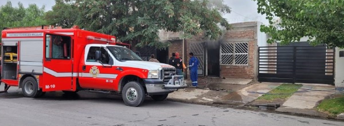 daños totales en dos viviendas quemadas en cutral co