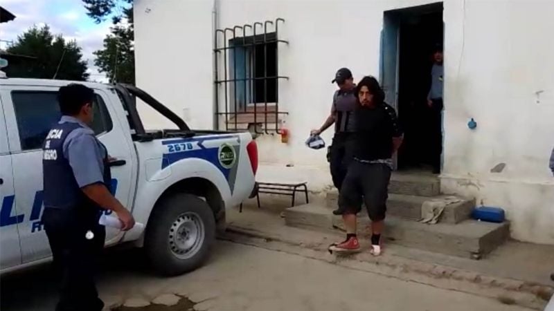 facundo hones huala saliendo de la cárcel de El Bolsón