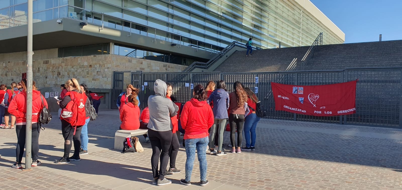 Mujeres Organizadas por los Derechos frente a la Ciudad Judicial de Neuquén caso Jorge Antonio Lagos. Fuente (Javier Manzano)