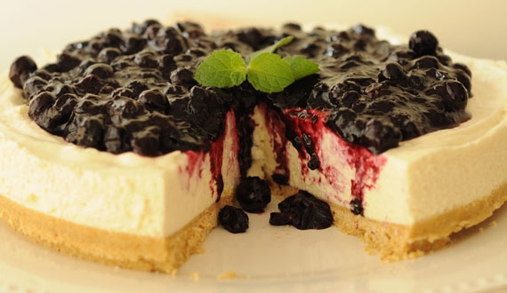 cheesecake-sin-horno-con-salsa-de-arandanos