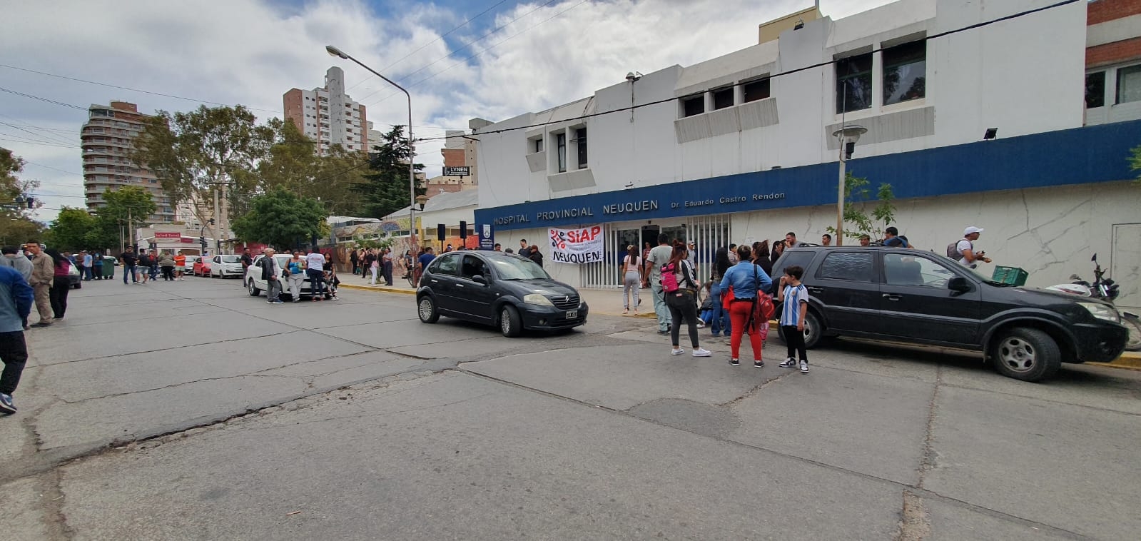 Trabajadores tercerizados de la salud frente al Hospital Castro Rendón de Neuquén capital. Fuente Javier Manzano (3)