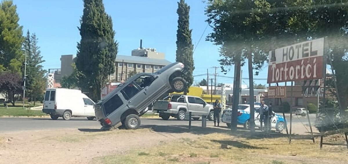 camioneta que quedó colgada dio su versión