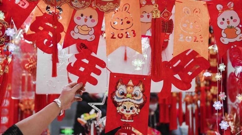 changchun_china_19_01_2023_people_select_decorations_for_the_spring_festival_in_changchun__0 (1)
