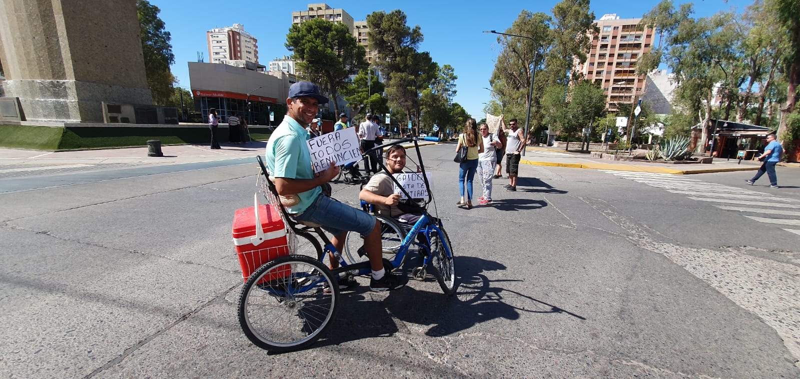 Manifestantes de APIDD frente a la Municipalidad de Neuquén. Fuente Javier Manzano (2)