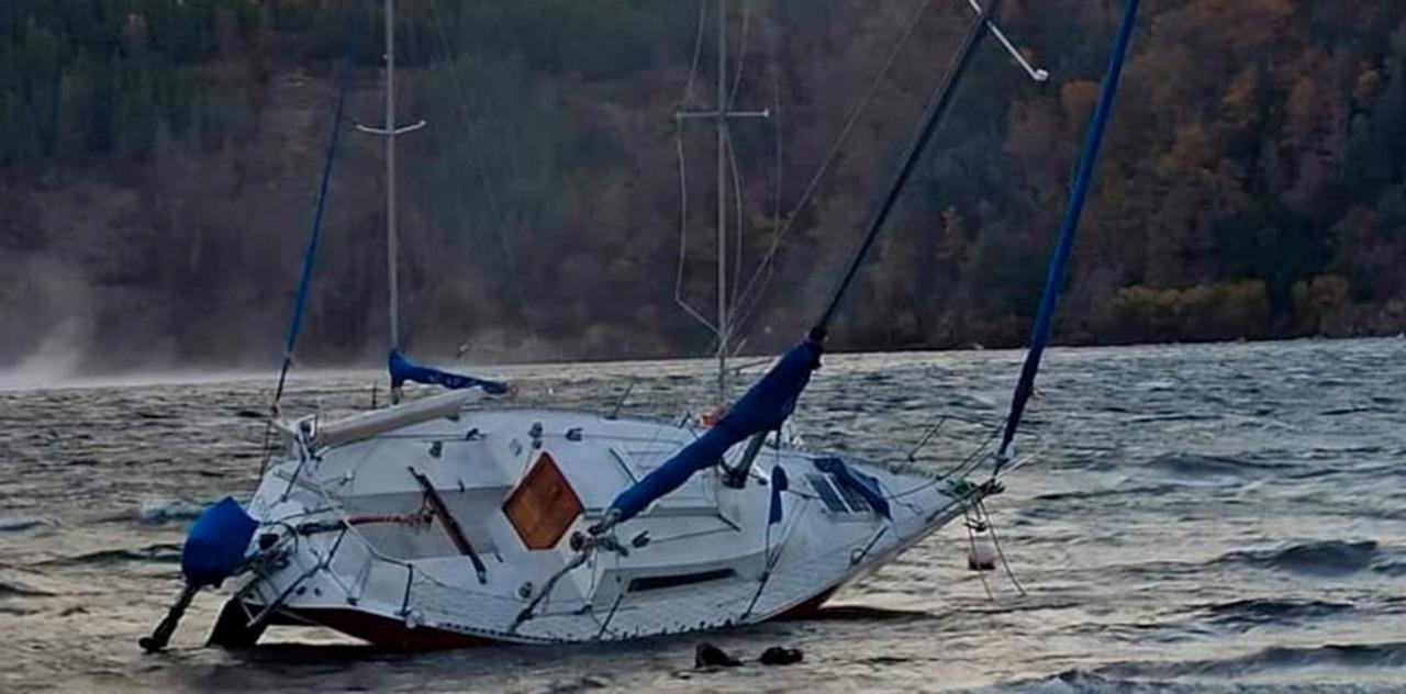velero volcado por el viento y rescatado por prefectura