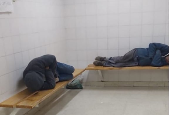 Personas que duermen en la guardia del hospital por falta de viviendas en Villa la Angostura 2