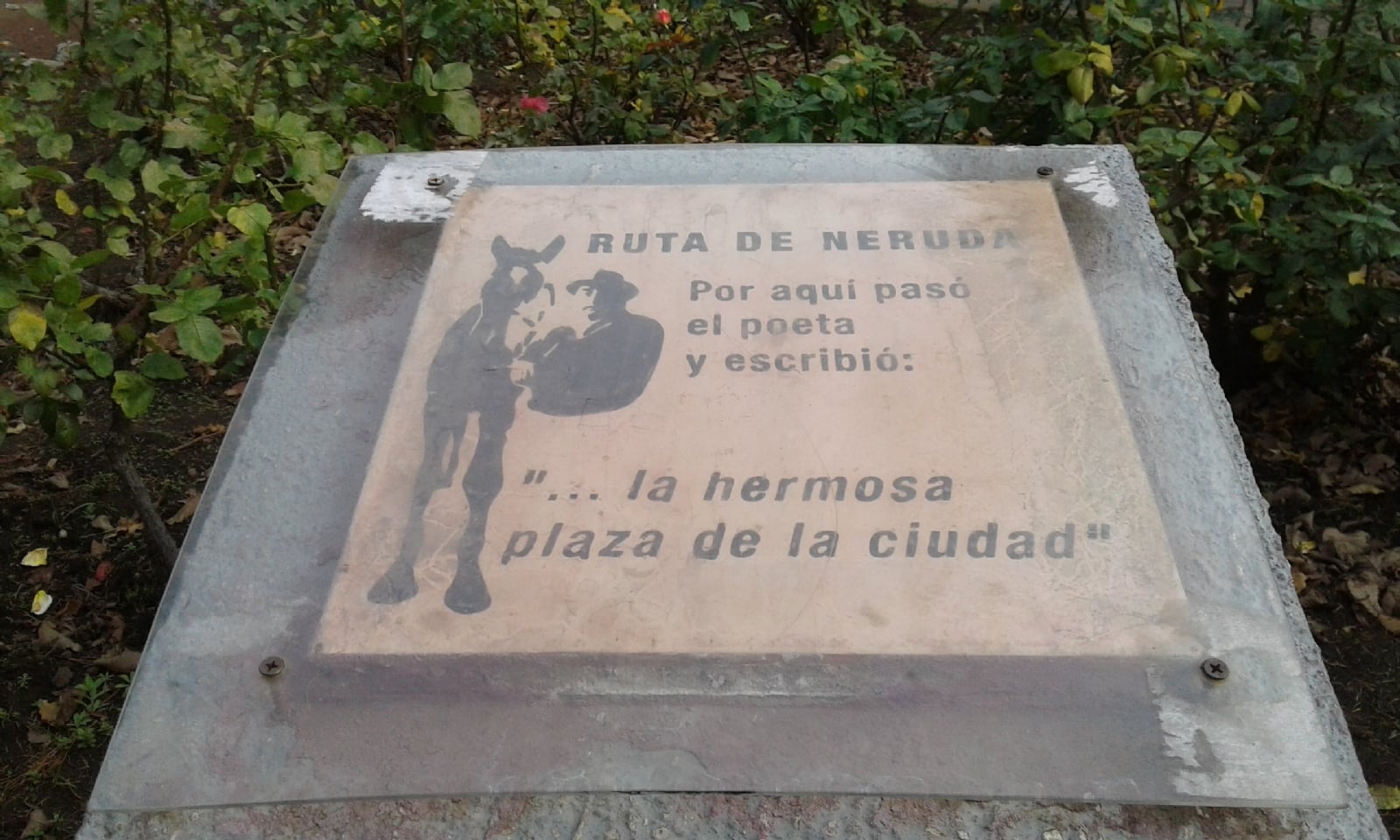 En la Plaza Sarmiento de San Martín de los Andes se colocó una placa por la Ruta de Neruda, en el año 2016
