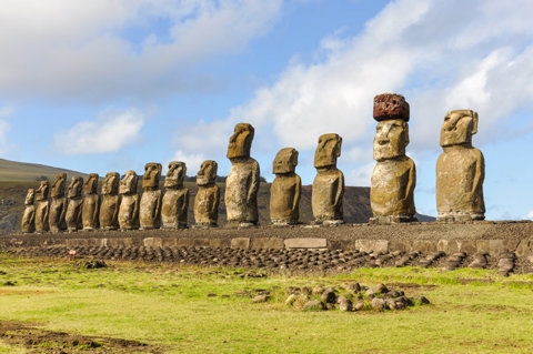 el-ahu-tongariki-en-la-playa-de-anakena-en-la-isla-de-pascua_00000000_230301093348_480x319