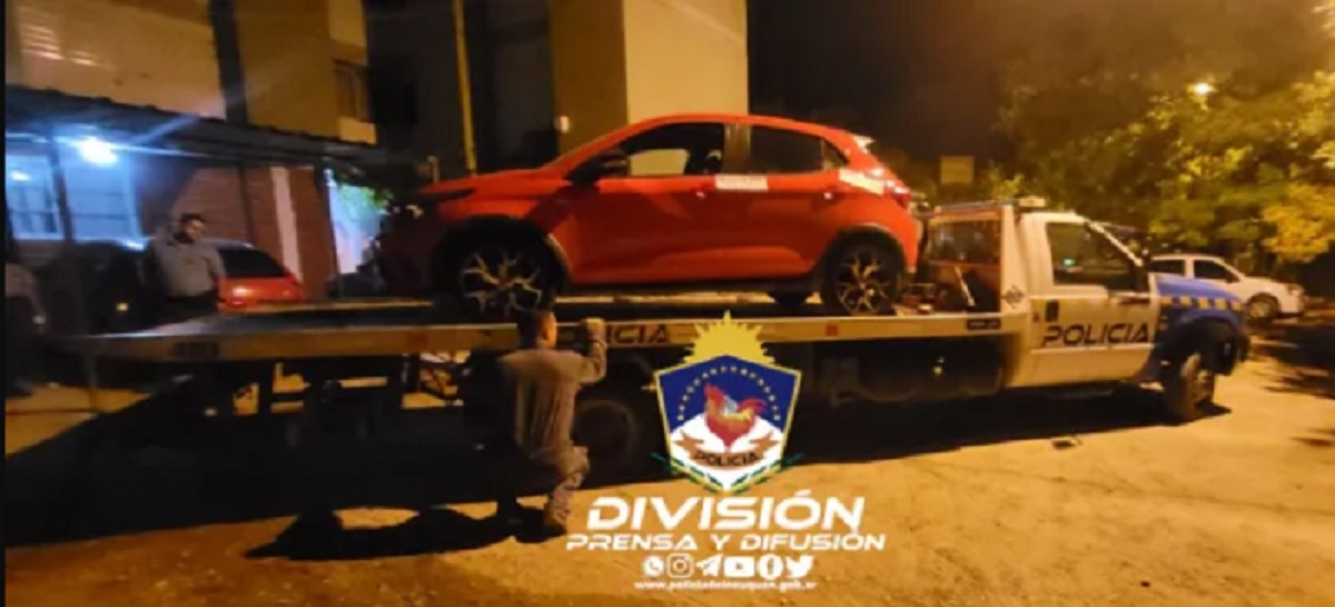 auto rojo con pedido de secuestro recuperado