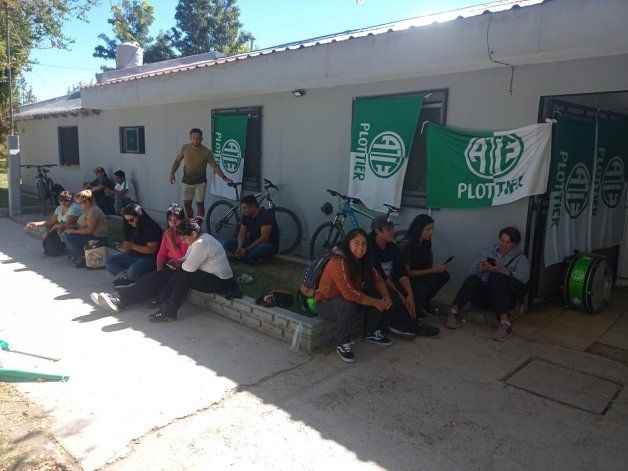 Trabajadores afiliados al gremio ATE se encuentran apostados en el Concejo Deliberante de la ciudad de Plottier 1