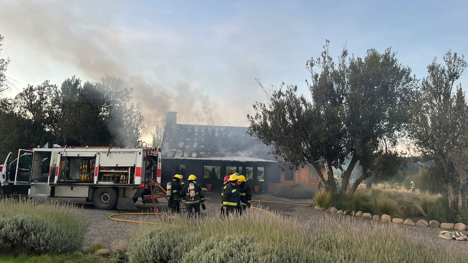 Incendio del edificio Club House La Matera del barrio El Pegual de San Martín de los Andes (1)