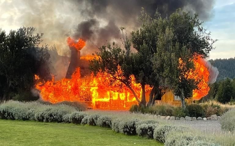Incendio del edificio Club House La Matera del barrio El Pegual de San Martín de los Andes (3)