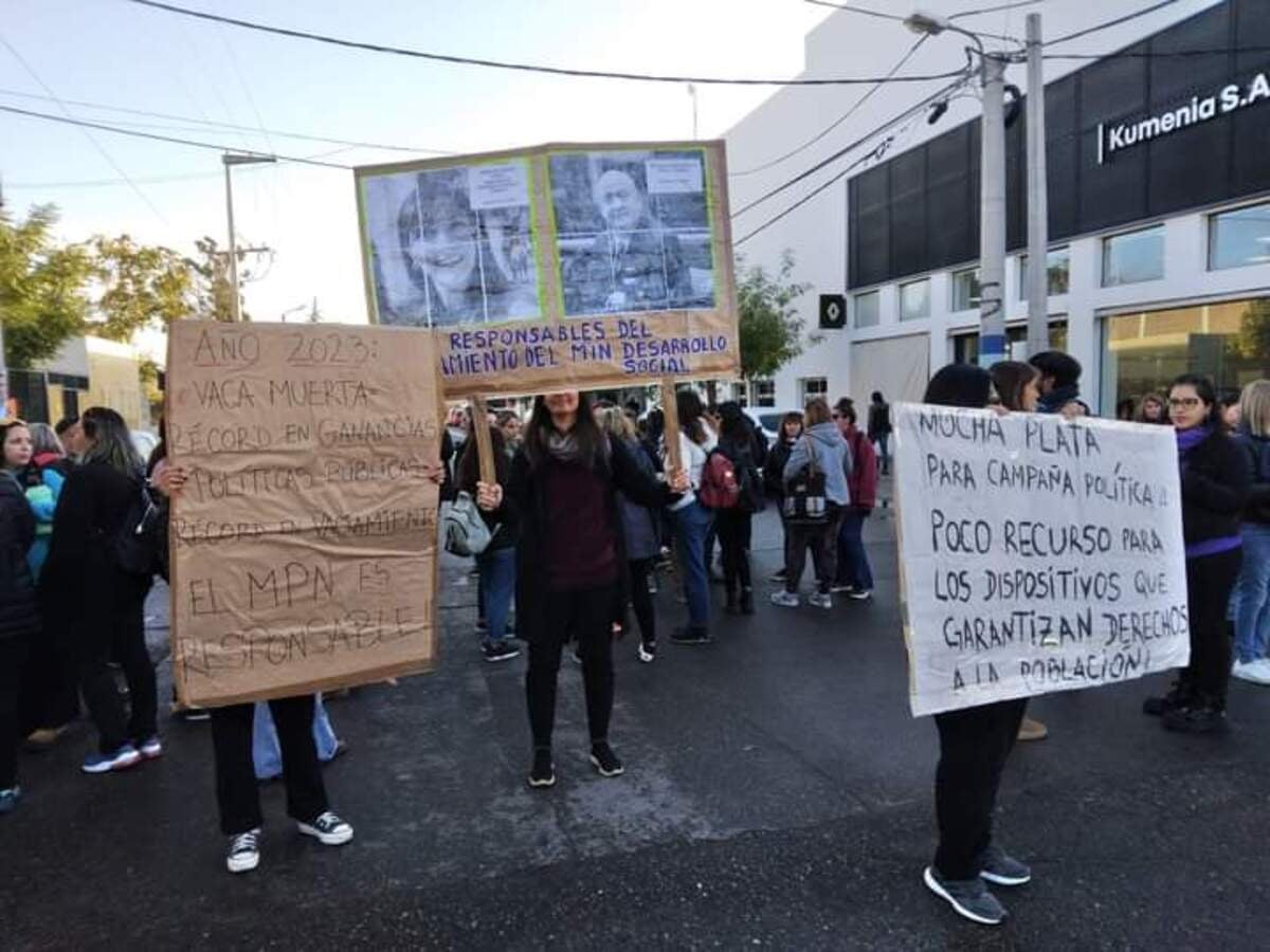 Protesta en la Ruta 22 de los trabajadores de la Subsecretaría de Familia, Niñez y Adolescencia en Neuquén (4)