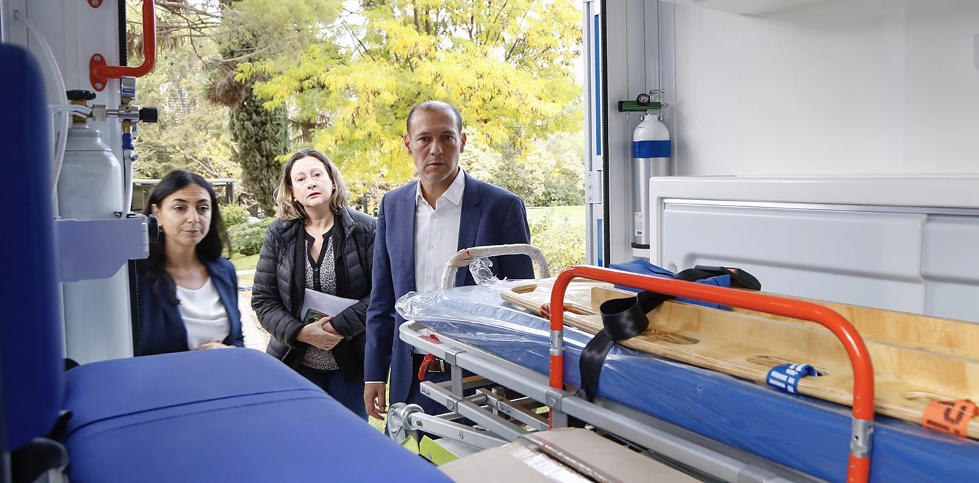 Gobernador de Neuquén, Omar Gutiérrez y la ministra de Salud, Andrea Peve, en la entrega de ambulancias 1