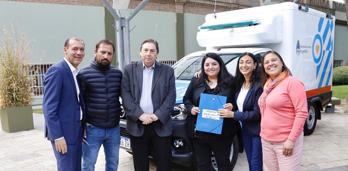 Gobernador de Neuquén, Omar Gutiérrez y la ministra de Salud, Andrea Peve, en la entrega de ambulancias