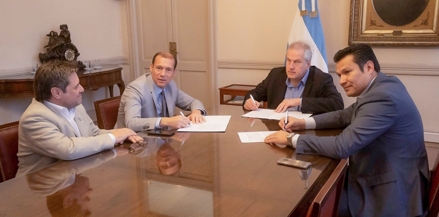 Durante la firma del convenio con Nación para el financiamiento de la obra del edificio de la EPET 25 de Plottier