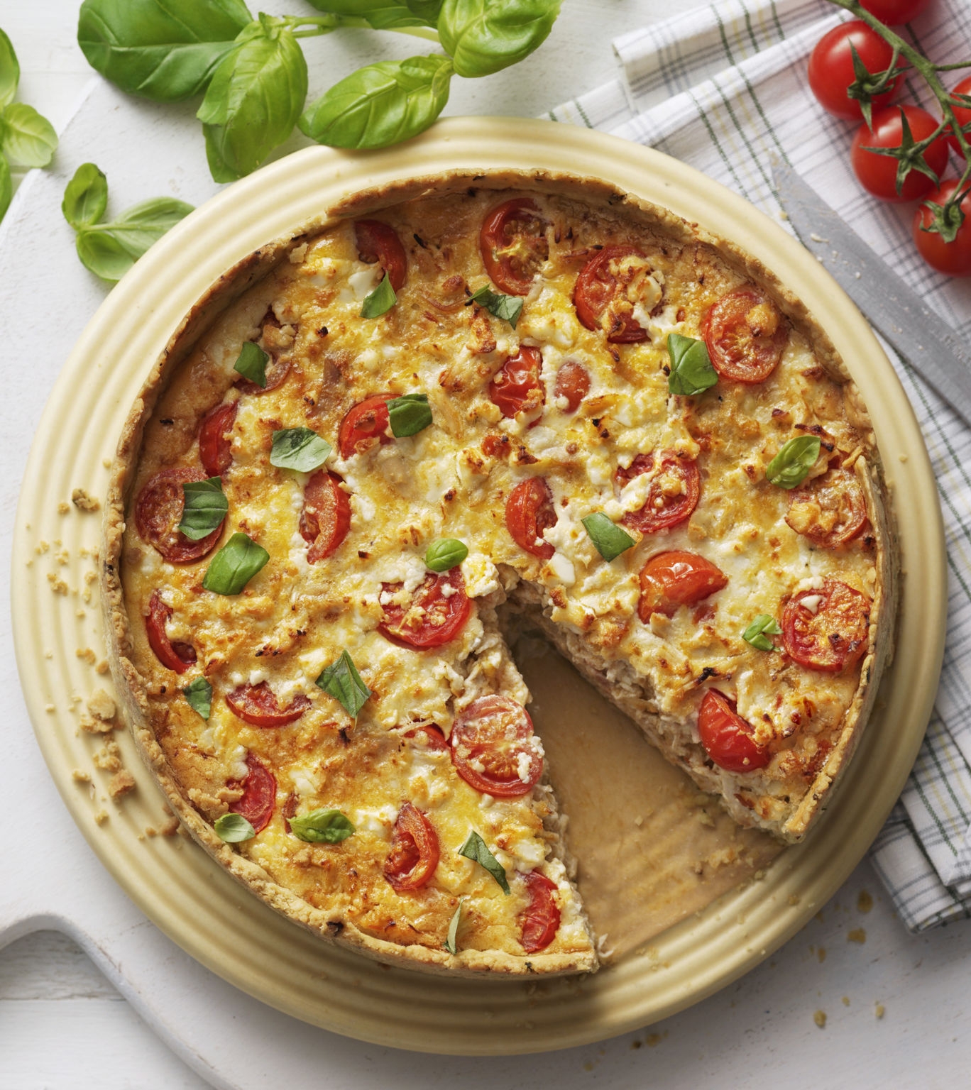 TARTA-DE-POLLO-TOMATES-SECOS-Y-ALBAHACA