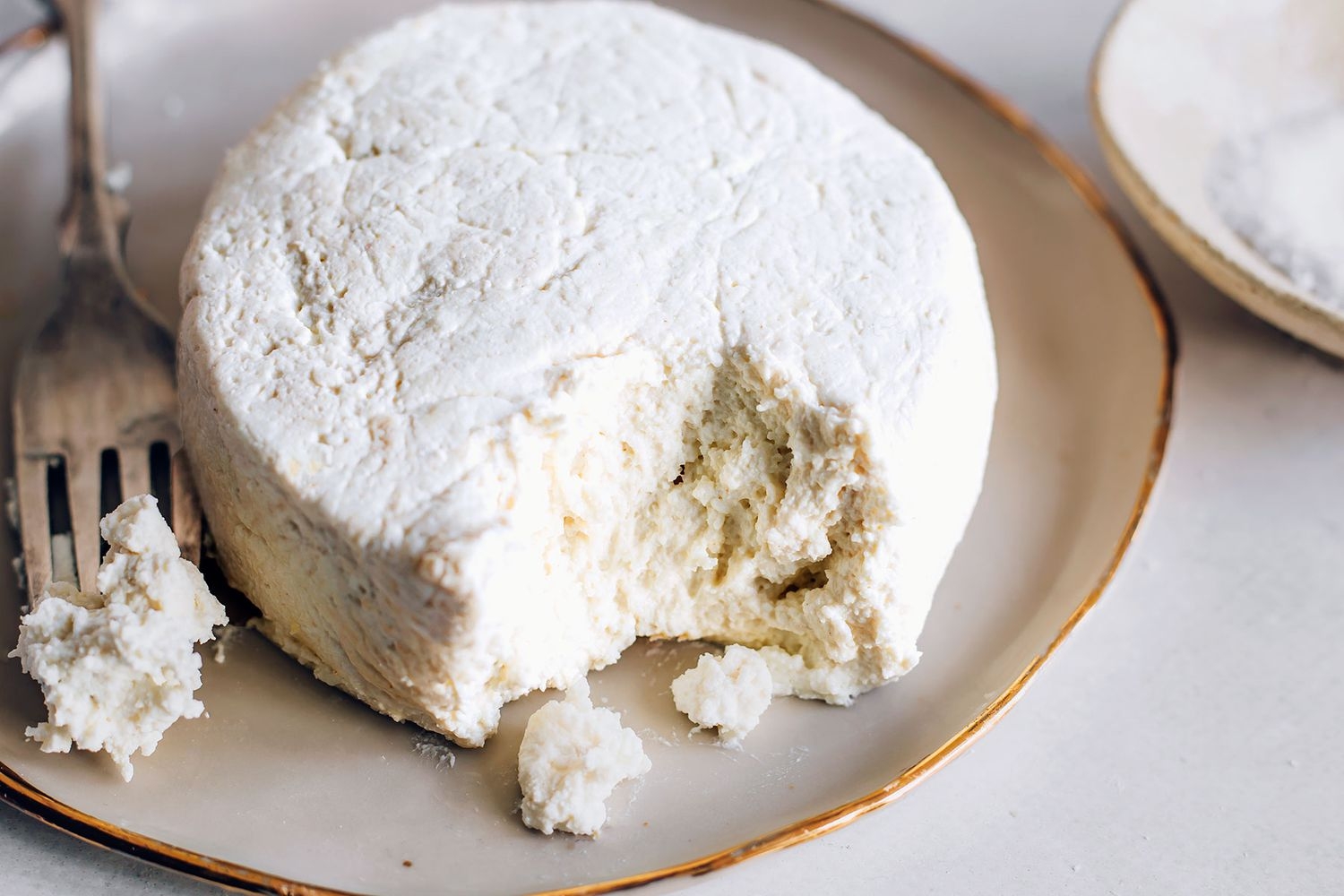 how-to-make-queso-fresco-1327505-Hero-01-551b792bebb541e48edf6559636759dc