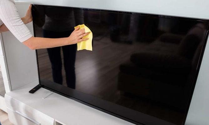 como-limpiar-la-pantalla-del-televisor-y-sus-componentes-con-trucos-caseros-668x400x80xX-1