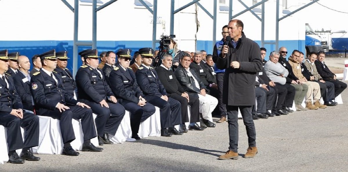 gutierrez distingue policias con 25 años de servicio-2